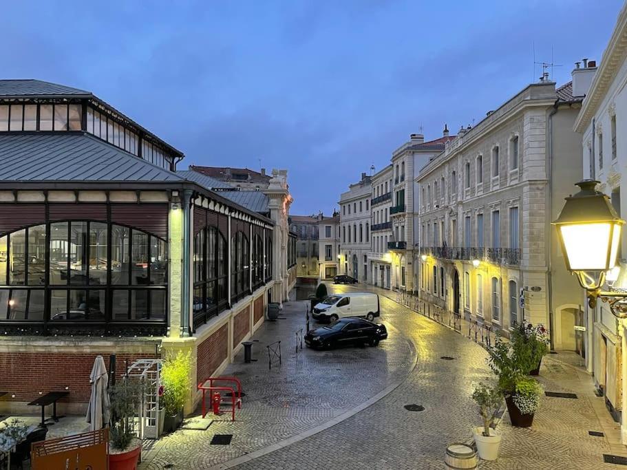 Vue Sur La Place Des Halles, Art Apparts Beziers Exterior photo