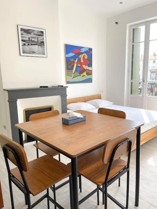 Vue Sur La Place Des Halles, Art Apparts Beziers Exterior photo